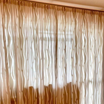 Тънко перде с вълнообразни мотиви