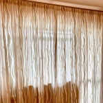 Тънко перде с вълнообразни мотиви